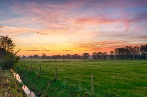 Coucher de soleil depuis la prairie sur Mark Bolijn