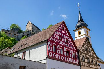 Uitzicht op het kasteel met kerk in Pottenstein in Frankisch Zwitserland, Beieren van Animaflora PicsStock