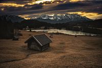 Uitzicht over de Buckelwiesenweiden en de Geroldsee naar het Karwendelgebergte.