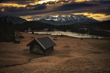 Uitzicht over de Buckelwiesenweiden en de Geroldsee naar het Karwendelgebergte. van Markus Weber