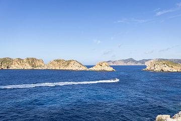 Uitzicht op Las Malgrats met een passerende boot, Mallorca | Reisfotografie van Kelsey van den Bosch