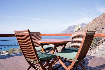terras aan zee met houten stoelen van ChrisWillemsen