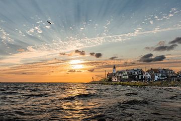 Urk bij zonsondergang. van Janny Beimers