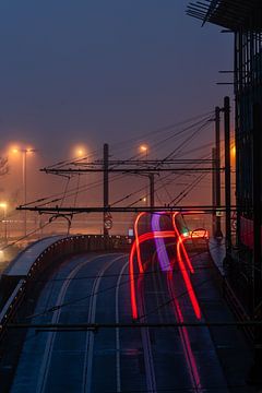 Licht strepen in de mist van zeilstrafotografie.nl