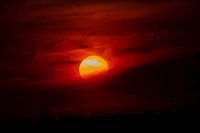 Dieprode zonsopgang met zonnebol