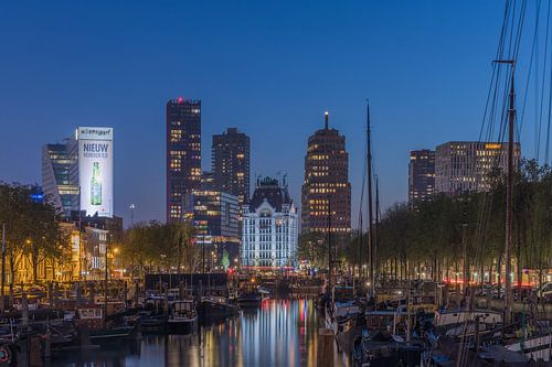 Het Haringvliet in Rotterdam tijdens het blauwe uurtje