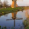 De Oudkerkermolen, in het avondlicht, weerspiegeld in de Nije Mear van Tim Groeneveld