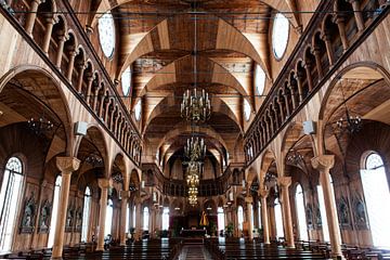 Interieur van de St Petrus en Paulus Kathedraal in Paramaribo, Suriname van WorldWidePhotoWeb