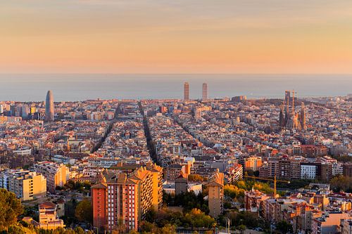 La silhouette de Barcelone en fin d'après-midi, à l'heure dorée