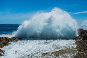 Les vagues s'écrasent sur une côte rocheuse sur Hugo Braun