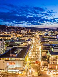 Stadtzentrum mit der Königstraße in Stuttgart von Werner Dieterich