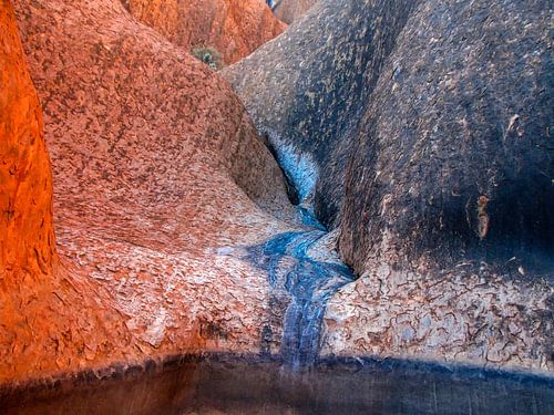 Geheime, heilige  bron in de Uluru, Australie