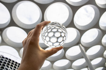 High key beeld van een lensbal voor het dak boven Hoog Catharijne in Utrecht