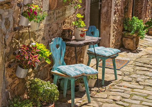 Stilleven Blauw zitje in een zonnig Kroatisch steegje
