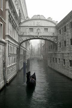 Gondolieri vor der Seufzer Brücke von Oliver Lahrem