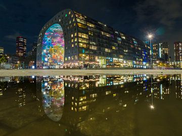 Weerspiegeling van de markthal in Rotterdam van victor van bochove