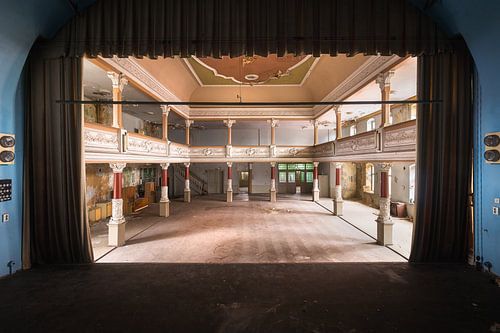 Théâtre abandonné sur scène.