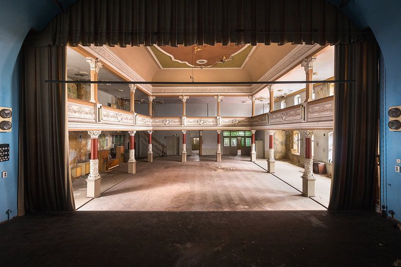 Abandoned Theatre on Stage. by Roman Robroek - Photos of Abandoned Buildings