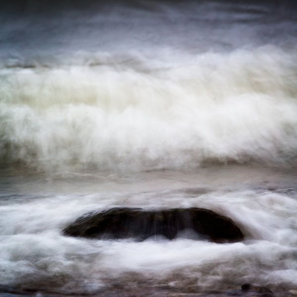 Sfeer foto van rotsblok in zee van Mark Scheper