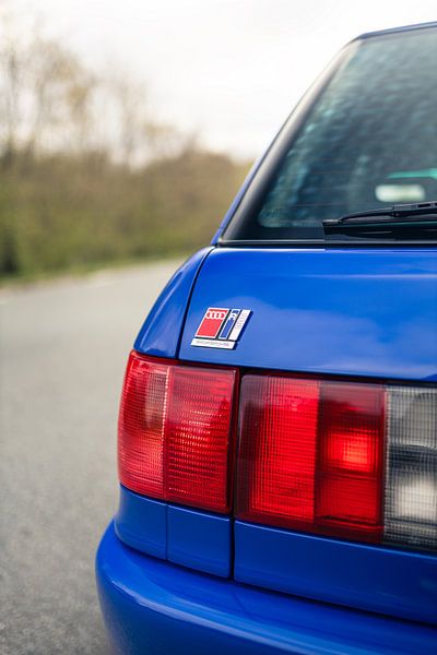 Blaue Audi RS2 auf langer Straße neben historischer Mauer von Sebastiaan van 't Hoog
