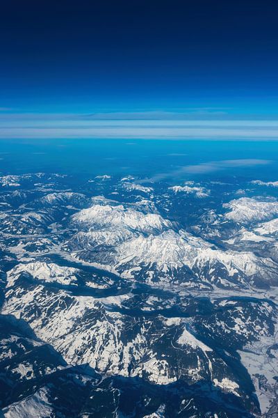 Luchtfoto van het Alpen gebergte bedekt met sneeuw onder de blauwe hemel van Andreea Eva Herczegh