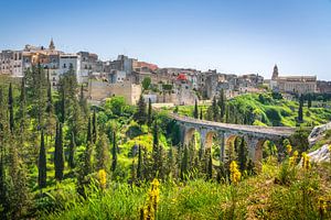 Gravina in Apulien: Altstadt, Brücke und Schlucht. Apulien, Italien