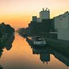 Rust in Weert met een gekleurde zonsopkomst licht over het Zuid-Willemsvaart kanaal. van Jolanda de Jong-Jansen