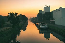 Rast in Weert mit einem farbigen Sonnenaufgang über dem Zuid-Willemsvaart-Kanal. von Jolanda de Jong-Jansen