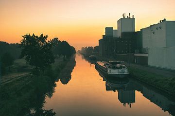 Repos à Weert avec une lumière colorée au lever du soleil sur le canal Zuid-Willemsvaart. sur Jolanda de Jong-Jansen
