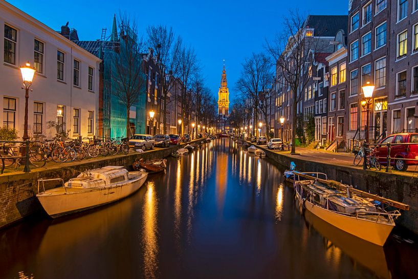 Stadsgezicht van Amsterdam met de Zuiderkerk bij zonsondergang van Eye on You