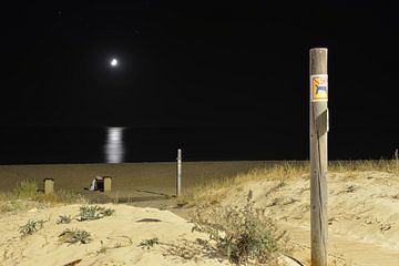 Summer beach at night in Playa de la Barrosa by Silva Wischeropp