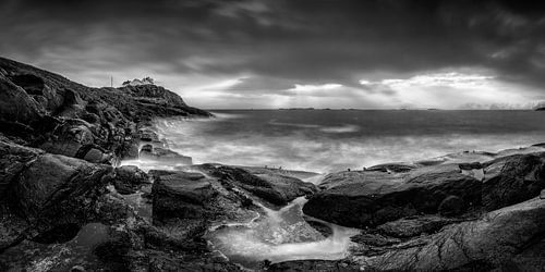 Landschap op de Lofoten in Noorwegen in zwart-wit