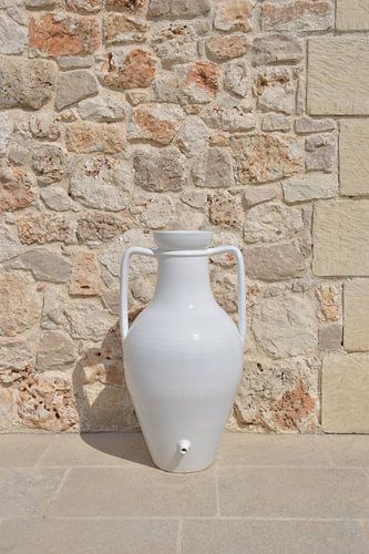 Pichet blanc au soleil