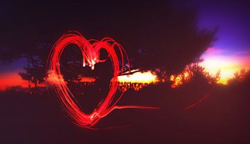 Stijlvolle vuurring in vrije natuur bij nacht in hartvorm - Abstract Obscuur hart van Jakob Baranowski - Photography - Video - Photoshop