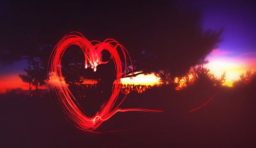 Stijlvolle vuurring in vrije natuur bij nacht in hartvorm - Abstract Obscuur hart