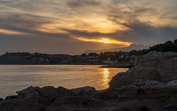 Zonsondergang vanaf de rotsen bij Castell de Moraira van Captured Created by Cathleen