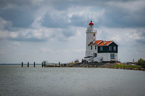 Vuurtoren van Marken in Ijsselmeer.