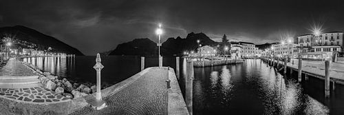 Haven en promenade van Torbole aan het Gardameer in de avond als panoramafoto