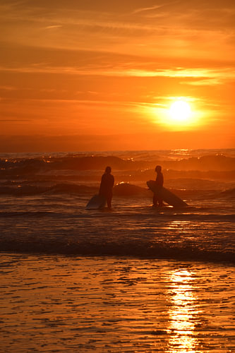 Surfer bei Sonnenuntergang auf Terschelling