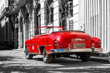 Oude rode Chevrolet Havana Cuba Klassieke auto van Carina Buchspies