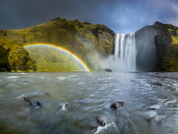 Regenbogen-Wasserfall in Island von Ellen van den Doel