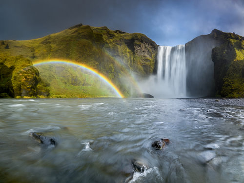 Waterval met een regenboog in IJsland