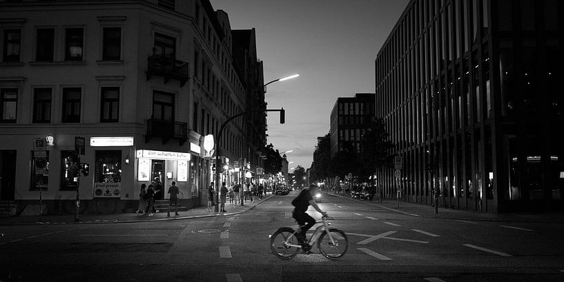 Fietser op kruispunt in de wijk St Pauli, Hamburg van Jenco van Zalk