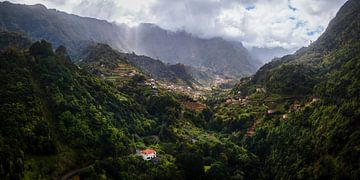 Groene bergen van Madeira (1) van Luc van der Krabben