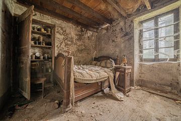 Een stoffige oude slaapkamer - urbex van Martijn Vereijken