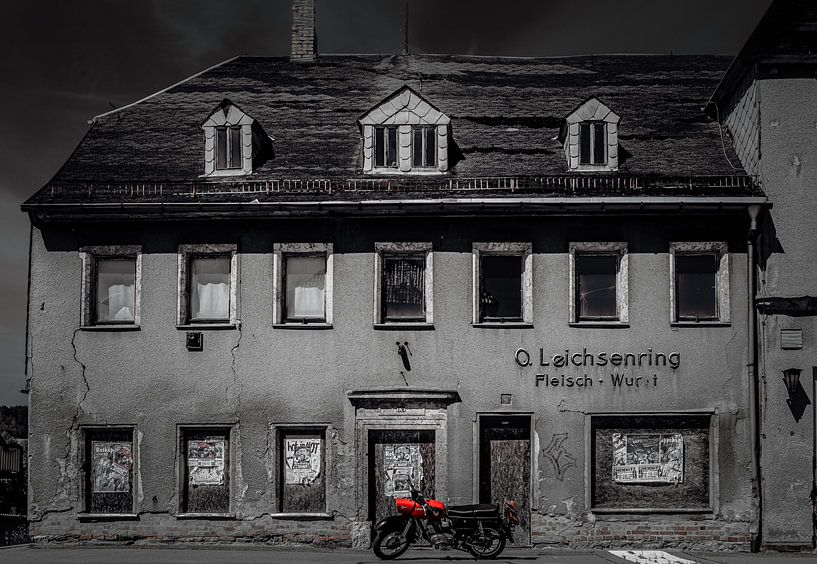 Oldtimer vor verlassener Fleischerei im Osten von Johnny Flash