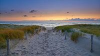 Glühender Sonnenuntergang am ruhigen Nordseestrand von Jenco van Zalk Miniaturansicht