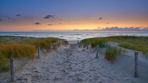 Gloedvolle zonsondergang aan het stille Noordzeestrand van Jenco van Zalk