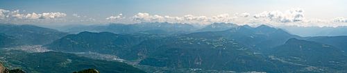 Uitzicht over Bolzano en de Zuid-Tiroolse Alpen