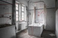 "Bloederige" badkamer in verlaten ziekenhuis van Dennis Kuzee thumbnail